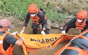 Tim SAR Temukan Lansia yang Tenggelam di Sungai Cimanuk Sumedang