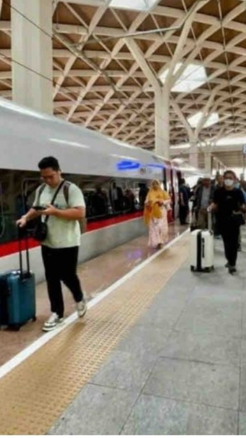 Operasional Kereta Cepat Whoosh Kembali Normal Usai KCIC Evakuasi Benda Asing
