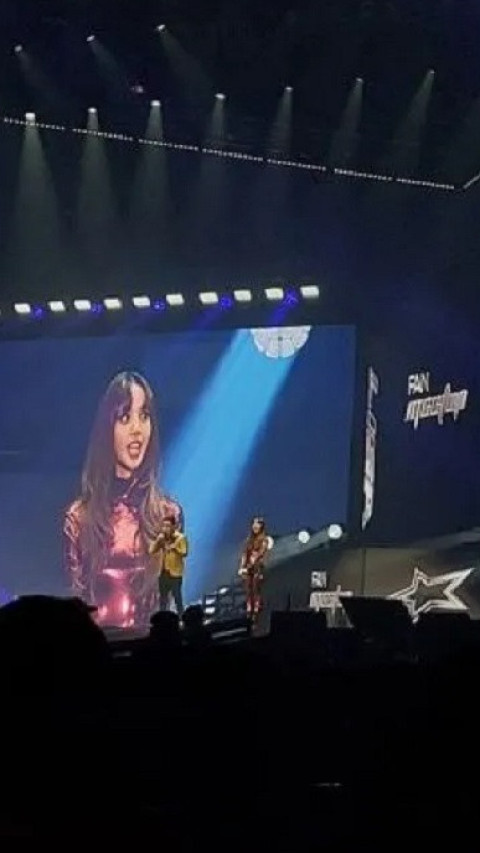 Lisa  Bocorkan Album Baru di Depan Penggemar dalam Acara Fan Meetup