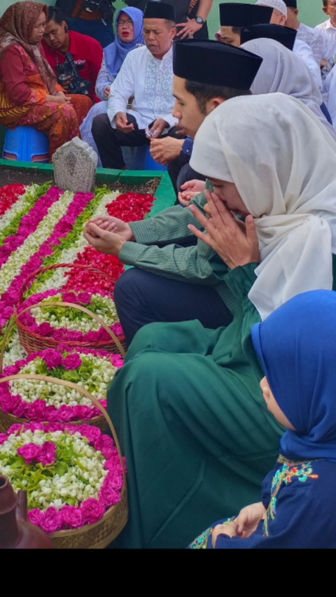Khusyuk Berdoa, Khofifah Sempatkan Ziarah ke Makam Keluarga Sebelum ke TPS