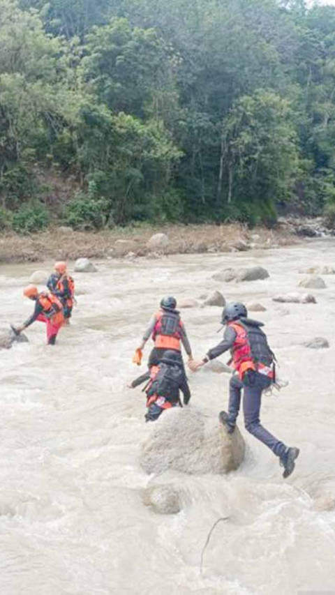 Siswa SMK Hanyut di Air Terjun Lahat, Tim SAR Lakukan Pencarian