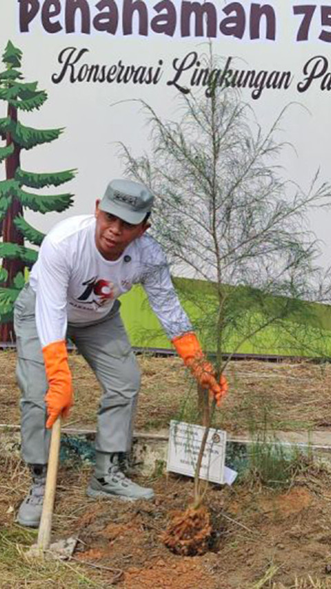 Kegiatan Bersih Pantai, Bakamla Tanam 750 Bibit Pohon di Bengkulu