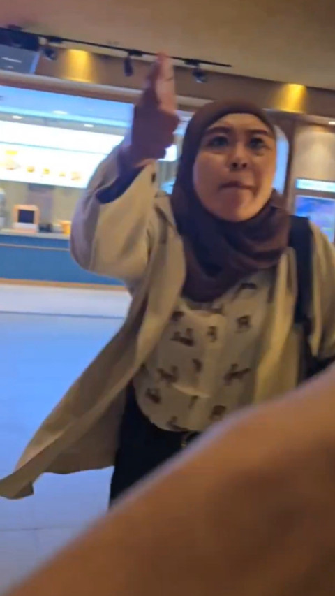 Viral! Seorang Pria Diludahi Akibat Tegur Ibu-Ibu yang Merekam Film di Bioskop
