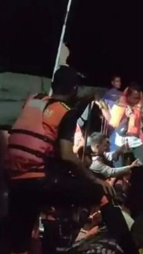 Gerak Cepat, Tim SAR Evakuasi Penumpang Kapal yang Kandas di Perairan Lombok Timur