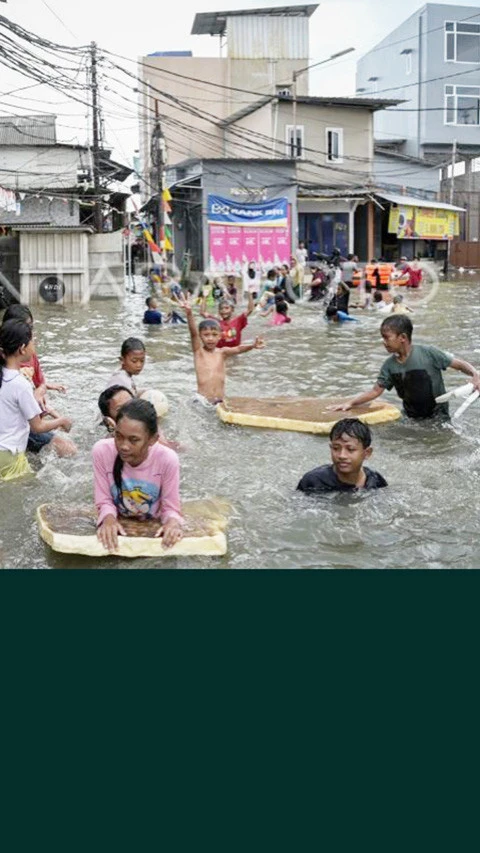 Lepas Dari Hujan Deras, Datang Air Laut