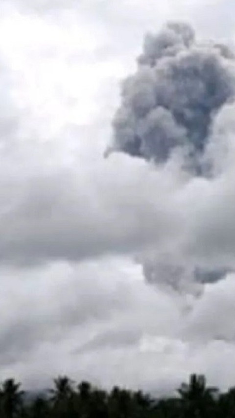 Gunung Ibu Kembali Semburkan Abu Vulkanik