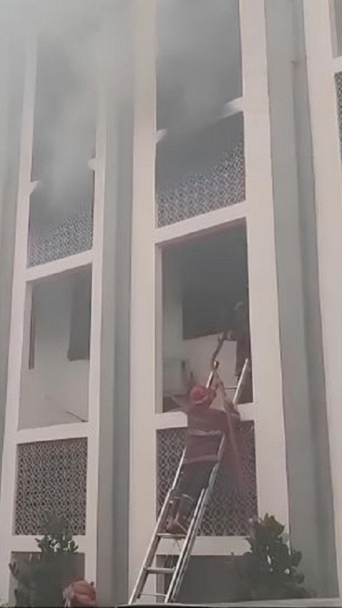 Gedung Rektor UIN Jakarta Terbakar, 10 Unit Damkar Dikerahkan 