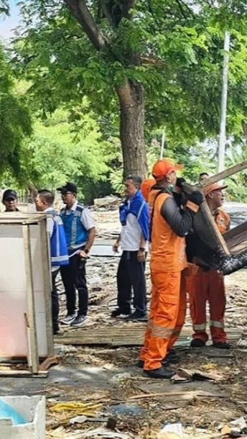 Gerak Cepat, Jakbar Terjunkan 250 Personel Bersihkan Akhir Kolong Angke