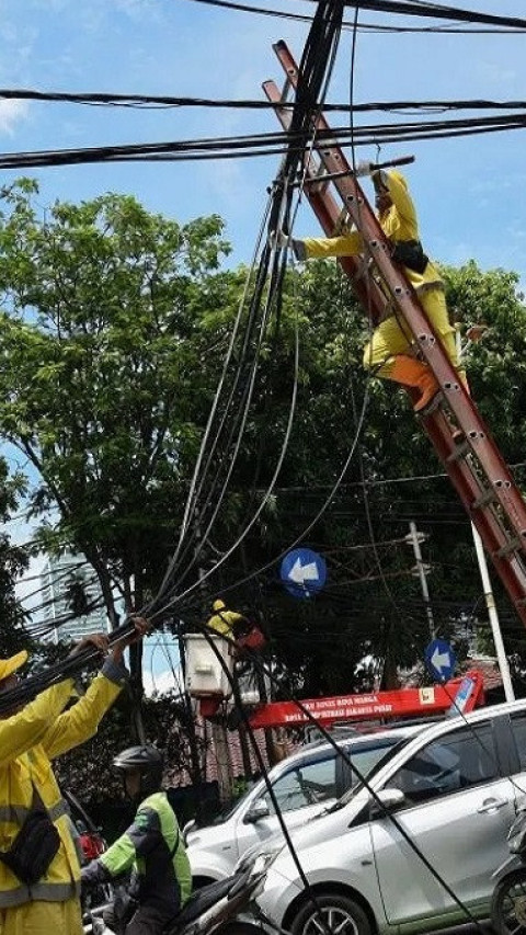 Ciptakan Ruang Udara Sedap Dipandang, Pemkot Jakpus Tertibkan Kabel Utilitas di Jalan Hos Cokroaminoto