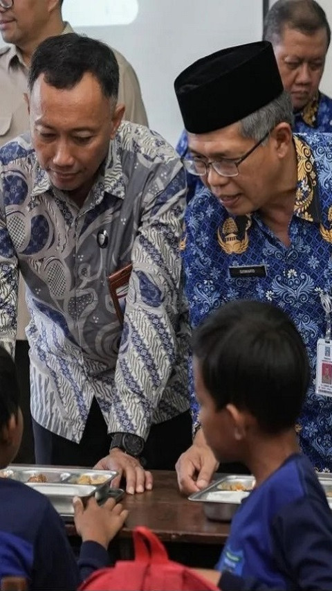 Pastikan Semua Berjalan Baik, Kepala Kantor Komunikasi Presiden Tinjau Pelaksanaan Makan Bergizi Gratis di Sleman