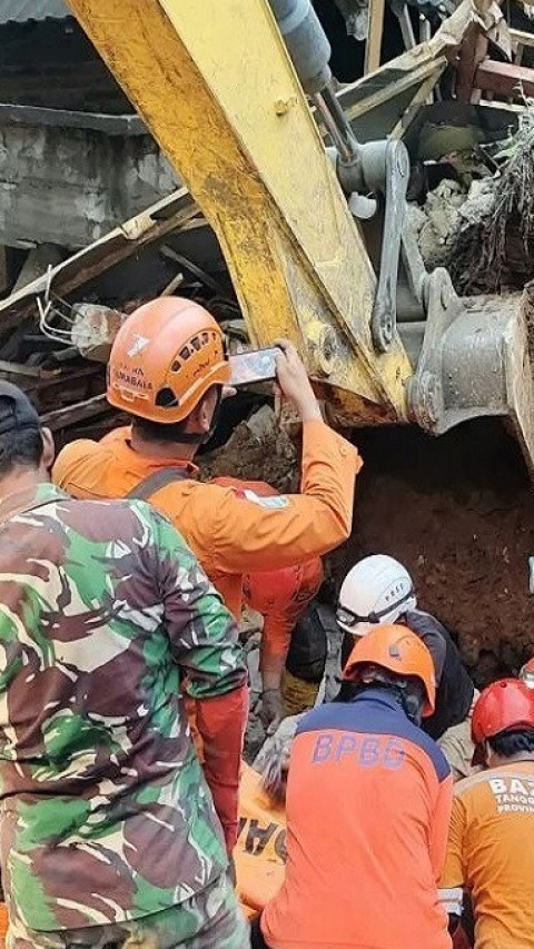 Mengenaskan Terjepit Material Rumah, Tim SAR Gabungan Temukan Korban Kedua Tragedi Longsor Jombang