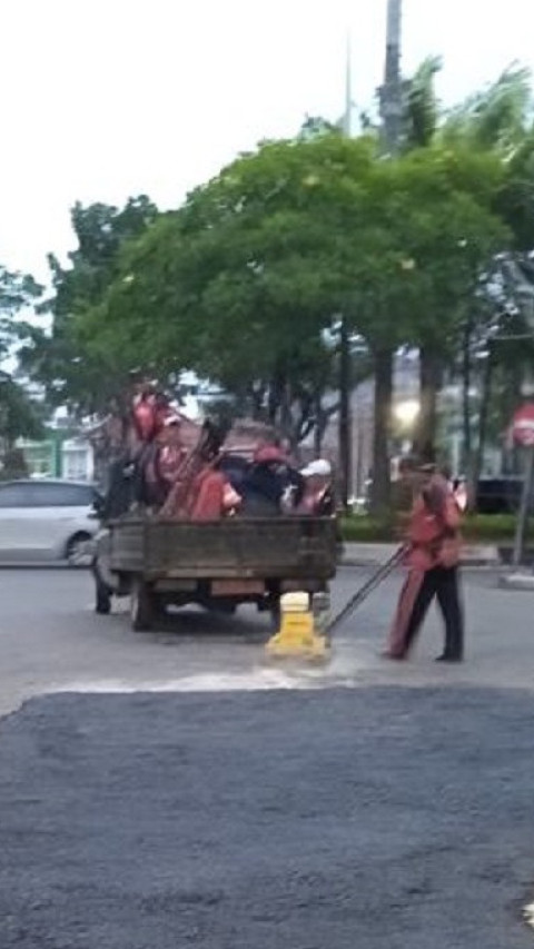 Pemerintah Kota Semarang Perbaiki Jalan Terdampak Genangan...