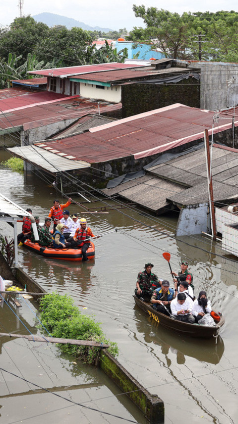 Banjir setinggi atap rendam ratusan rumah
