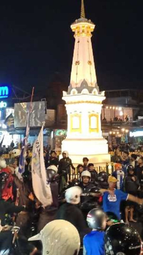 Suporter PSIM Tumpah Ruah di Tugu