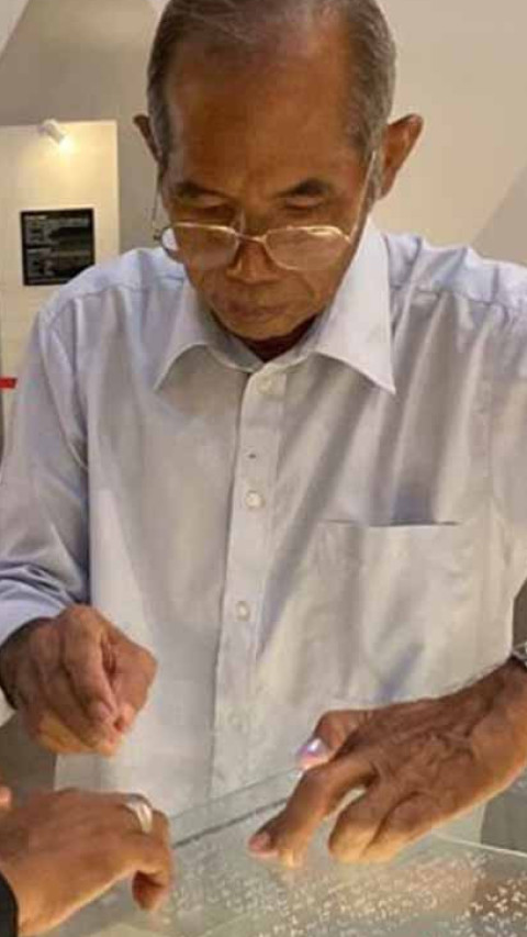Pemkot Surabaya Pasang Narasi Huruf Braille di Tugu Pahlawan