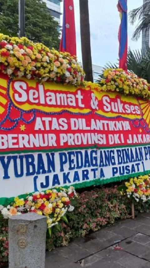 Sambut Gubernur Baru, Balaikota Jakarta Dipenuhi Karangan Bunga 