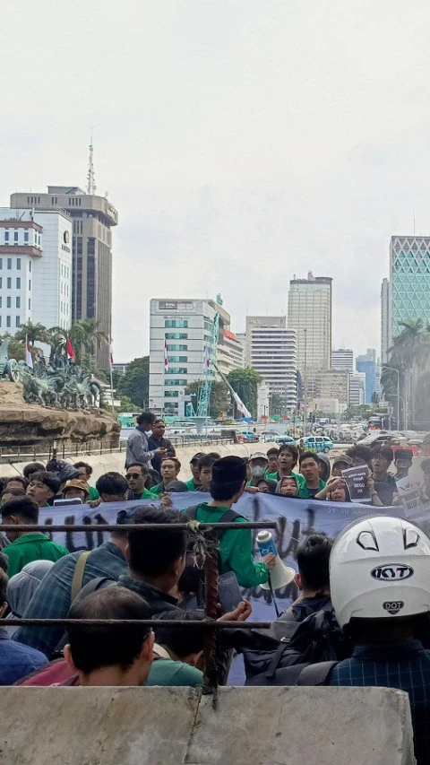 Gelar Demo 'Indonesia Gelap' di Patung Kuda, Mahasiswa Ajukan 13 Tuntutan