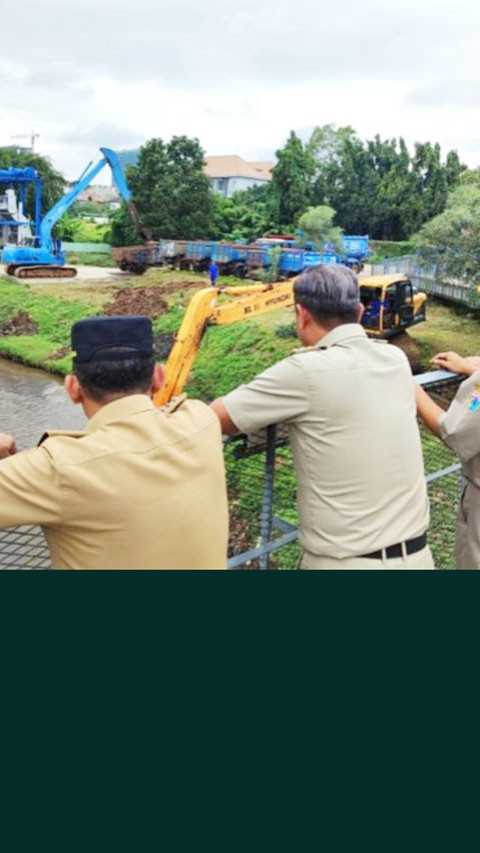 Pemkot Jaksel keruk lumpur Waduk Lebak Bulus untuk tangani banjir