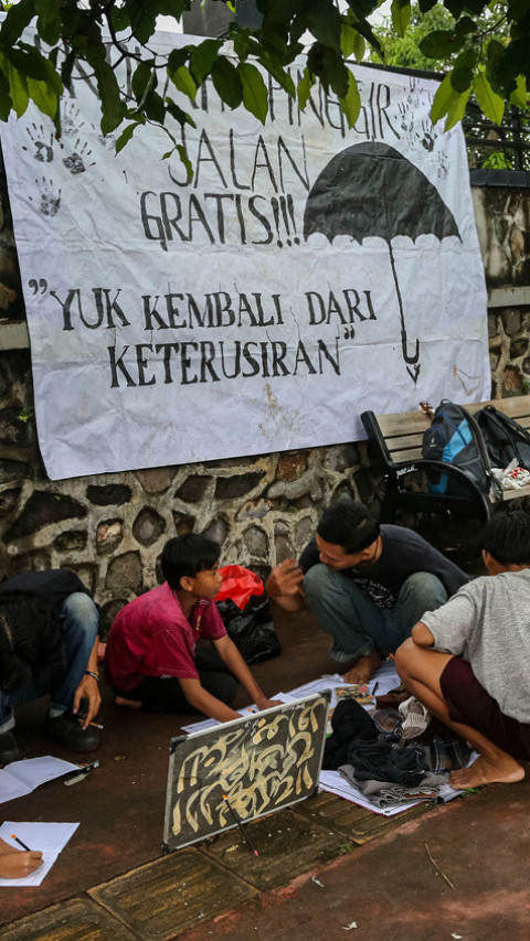 Sekolah pinggir jalan gratis 