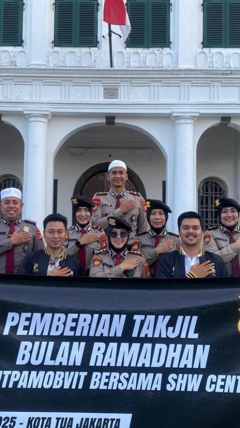 Ditpamobvit Polda Metro Jaya Bersama SHW Center Berbagi Takjil Bulan Ramadhan