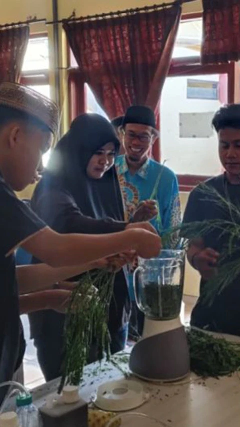 Petani Milenial Sumenep Dilatih Membuat Pupuk Organik cair