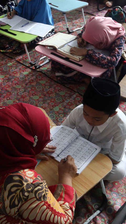 Anak-Anak Isi Kegiatan Pesantren Kilat Dengan Tadarus Bersama