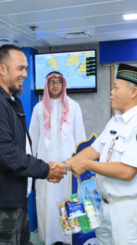 PELNI Membagikan Bingkisan kepada 1.083 Penumpang Bentuk Kebersamaan dalam Melaksanakan Ibadah Puasa di atas Kapal KM Dobonsolo