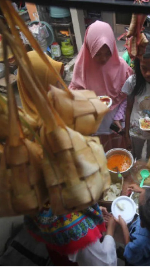 Berbahaya! Lontong Dibungkus Plastik Bisa Sebabkan Gangguan Kesehatan