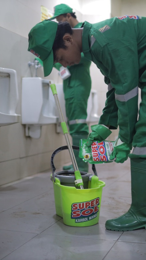 Jaga Kebersihan Fasilitas Umum, Supersol Bersihkan Beberapa Toilet di Titik Mudik di Jawa dan Bali