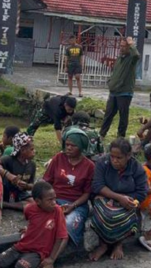 Satgas Yonif 715/Mtl Bersama Warga Puncak Jaya Lakukan Karya Bhakti untuk Lestarikan Kebersamaan