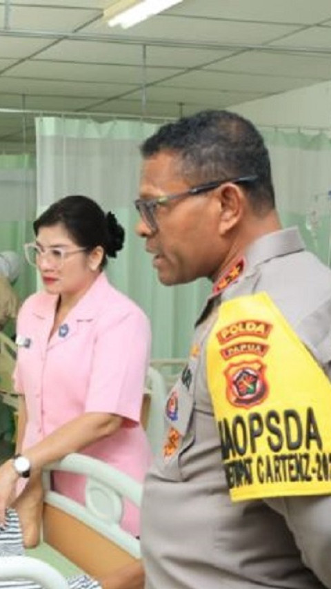 Kapolda Papua Menjenguk Korban Penyerangan KKB di RS Marten Indey